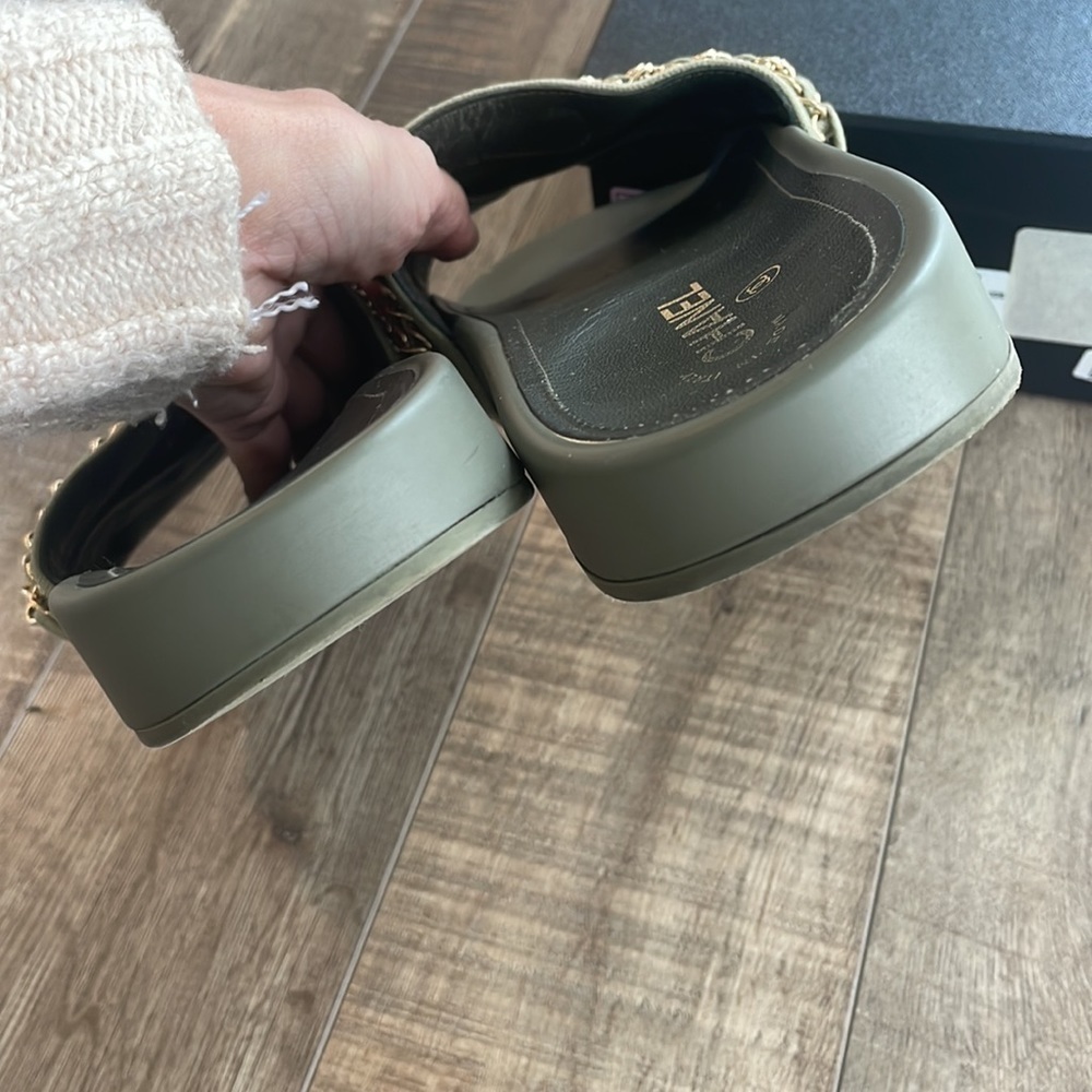 Chanel Chain slides in khaki with gold chain size 41 comes with box - Picture 7 of 7